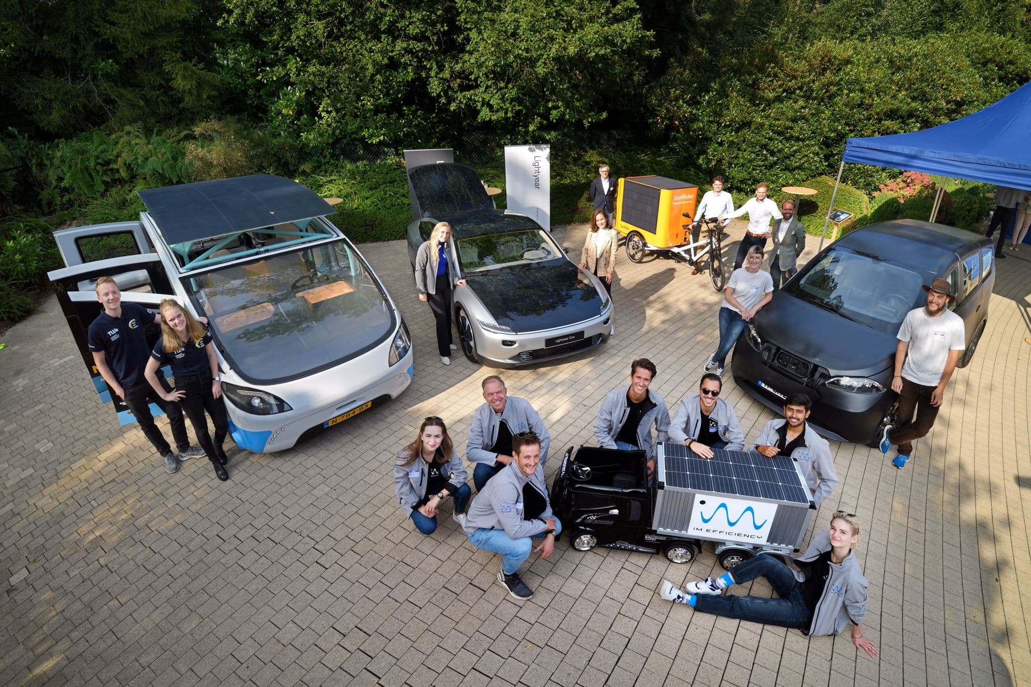 Geïntegreerde zonnepanelen in wagens (vehicle-integrated photovoltaics - VIPV): het hele spectrum in één foto: van nieuwe concepten uit het laboratorium, over prototype voertuigen van studententeams tot aanstormende innovatieve startups. (Foto door Bart Van Overbeke - genomen tijdens een event van ASOM, de alliantie voor zonne-mobiliteit).