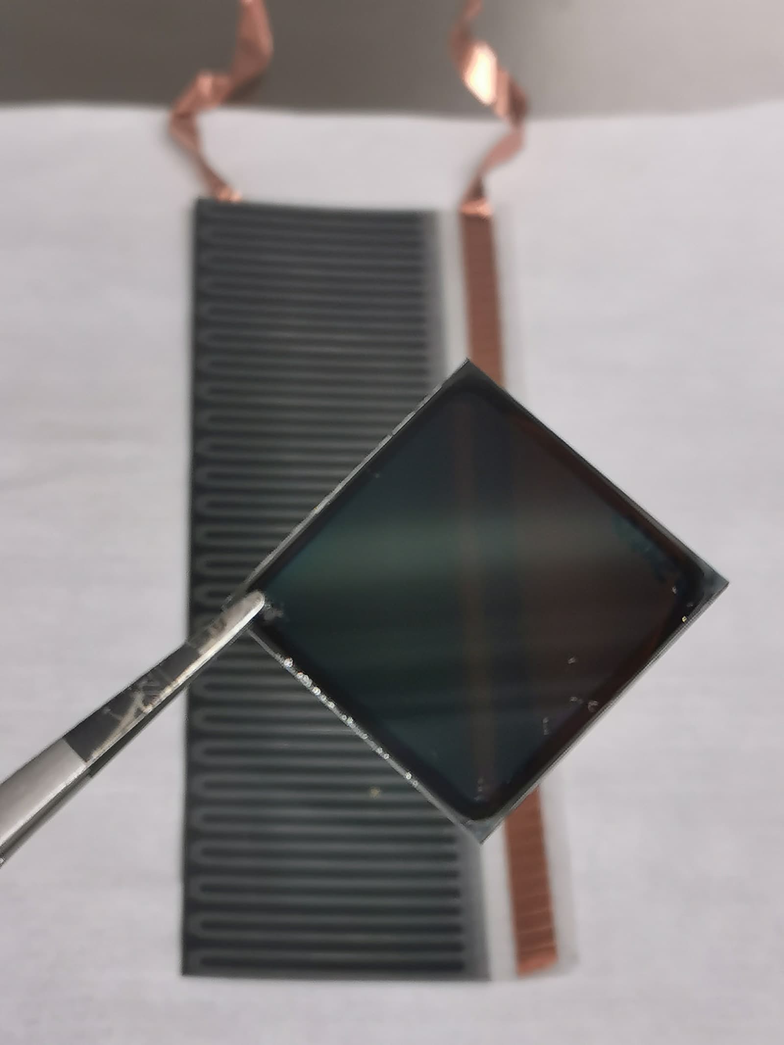 Semitransparente Perovskite cell boven CIGS cell