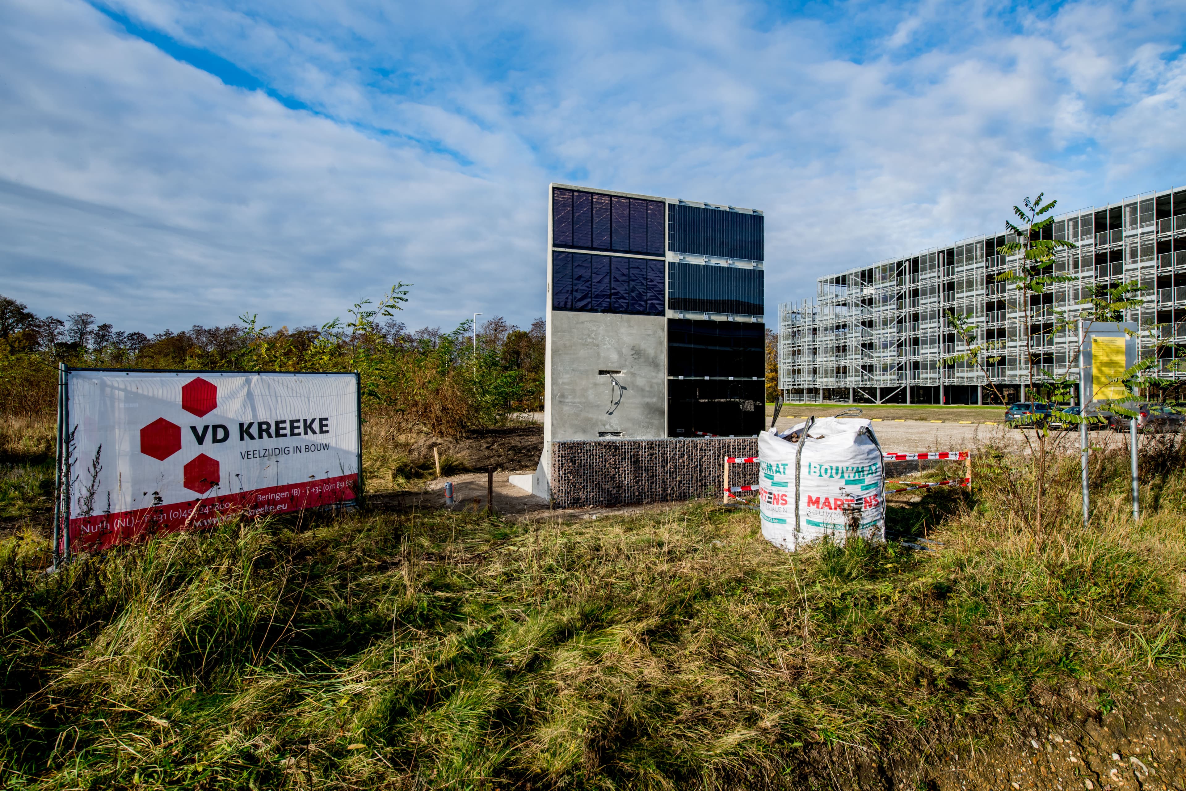 Proefopstelling van geluidsschermen met geïntegreerde zonnecellen