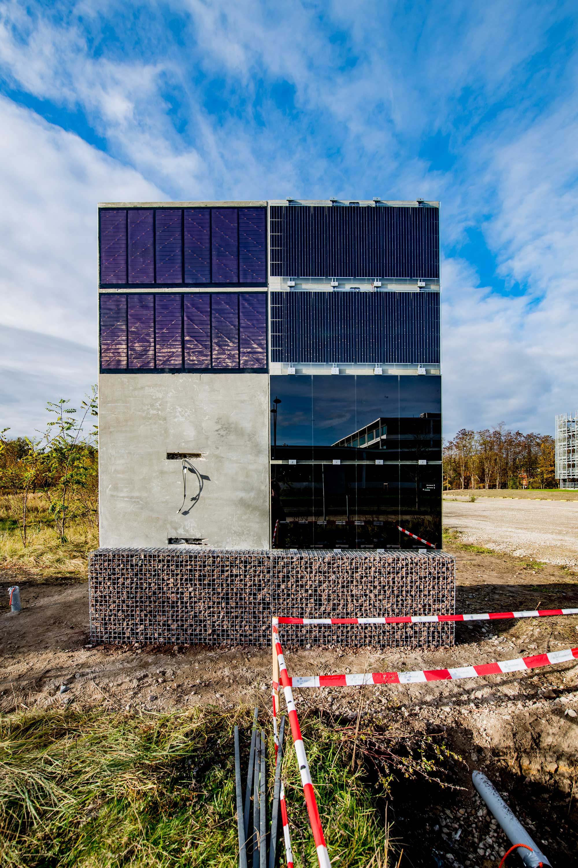 Eerste deel van de geluidsbarrière met geïntegreerde zonnecellen is klaar