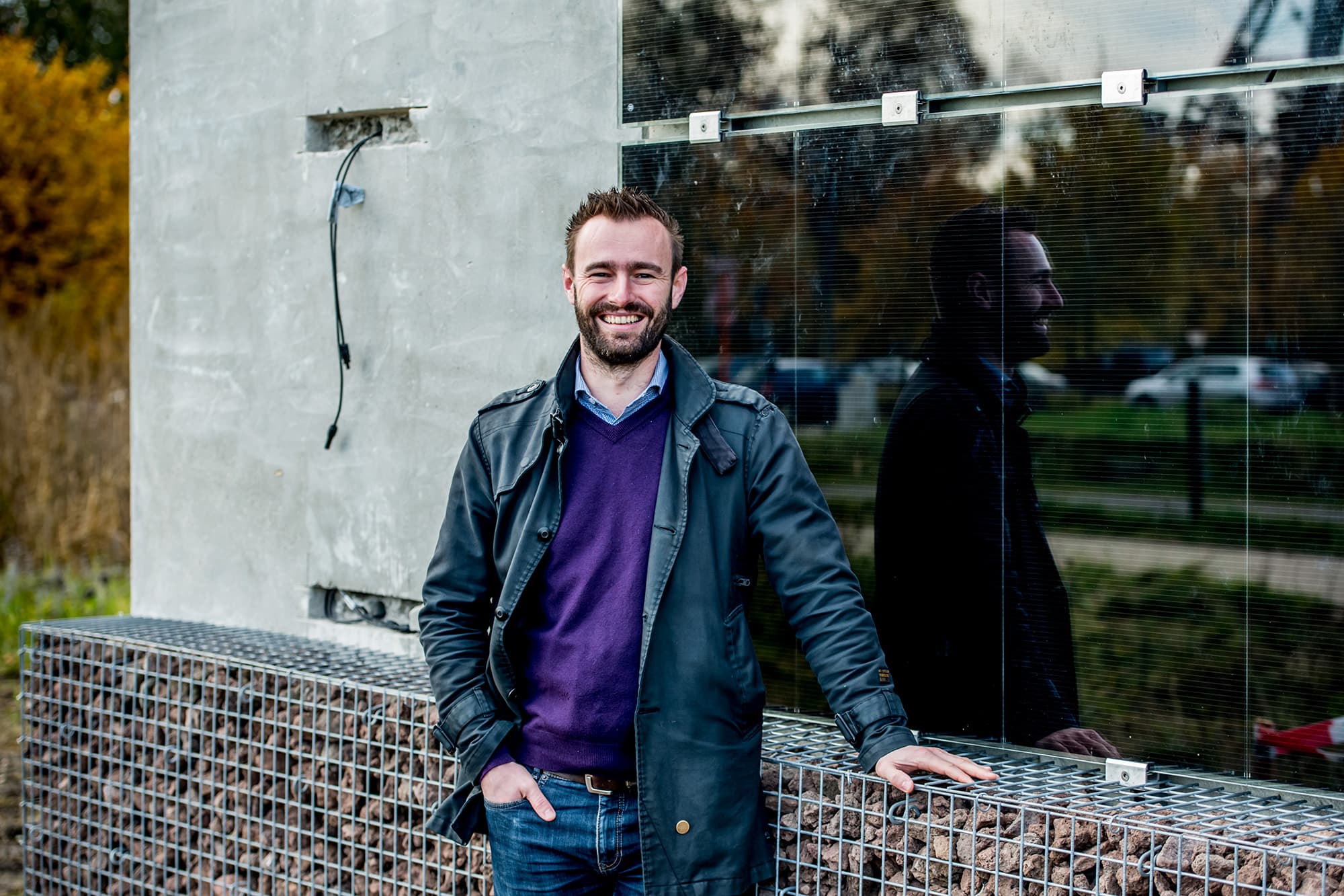 Michaël Daenen bij de proefopstelling van geluidsschermen met geïntegreerde zonnecellen