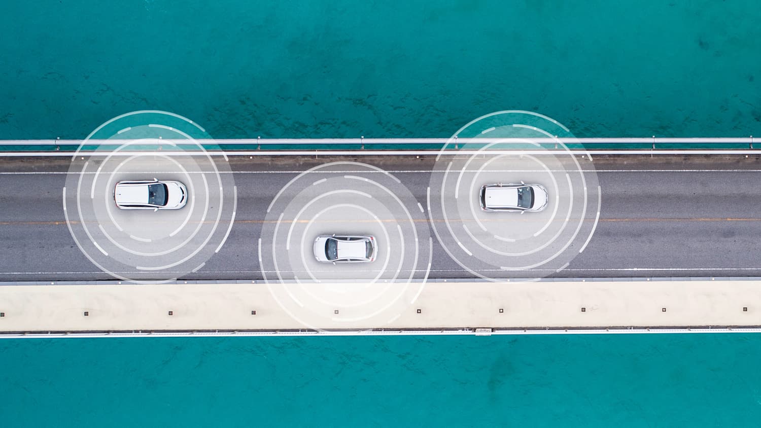 luchtshot van auto's op autosnelweg