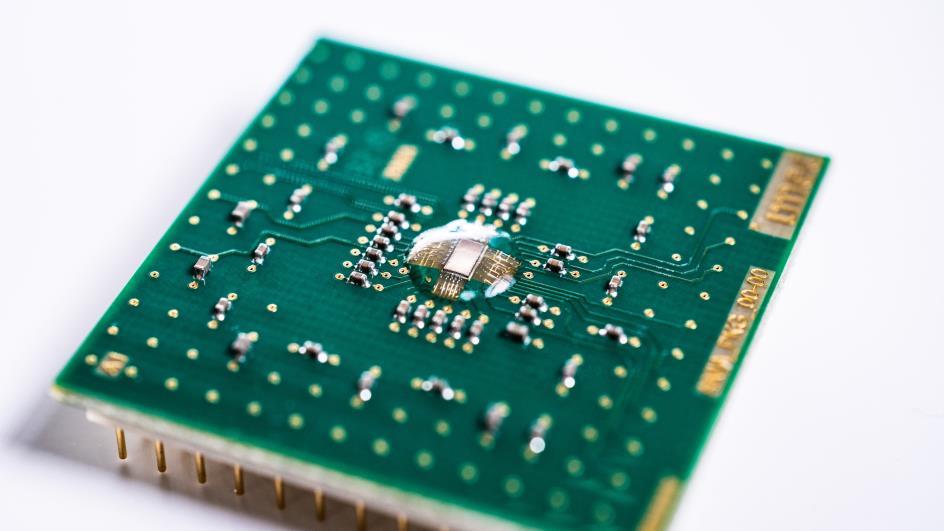 De Analoge Inferentie Accelerator (AnIA) is een energiezuinige chip die slimme patroonherkenning aan de edge mogelijk maakt